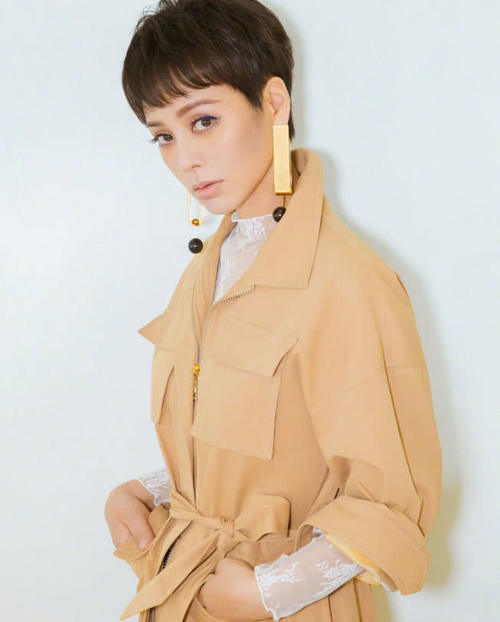 宁静瘦了？身穿黄色外套的宁静又瘦又美，网友：这样的她显得更美