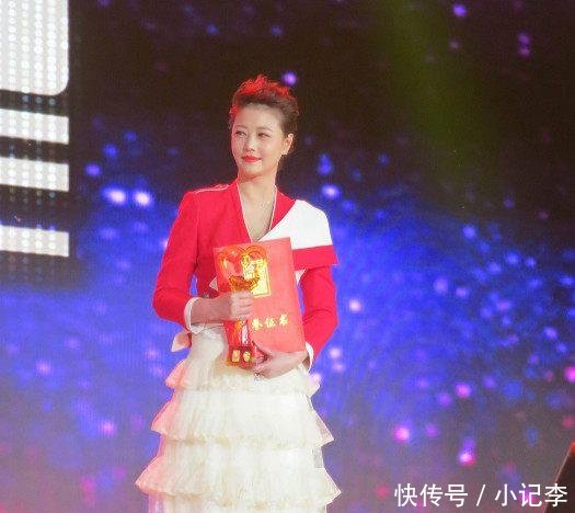 她不能生育被婆婆劝离婚，不愿分手只好领养儿子，美得倾国倾城！