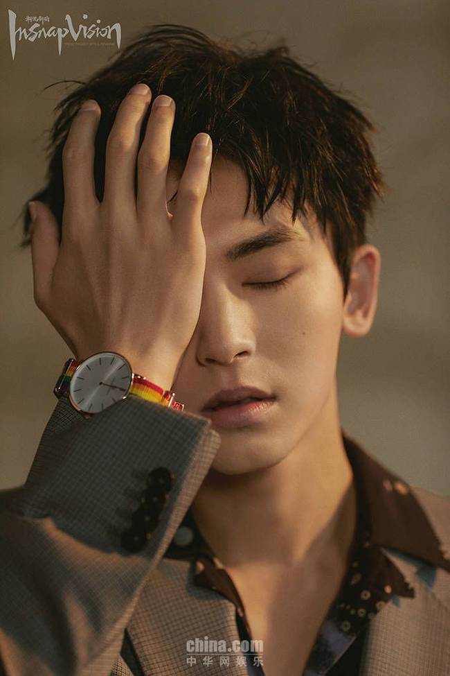 张哲瀚曝写真 冷峻帅气时尚感max