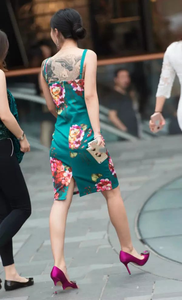 路人街拍:中国风的吊带裙子,尽显小姐姐婀娜多姿的身材