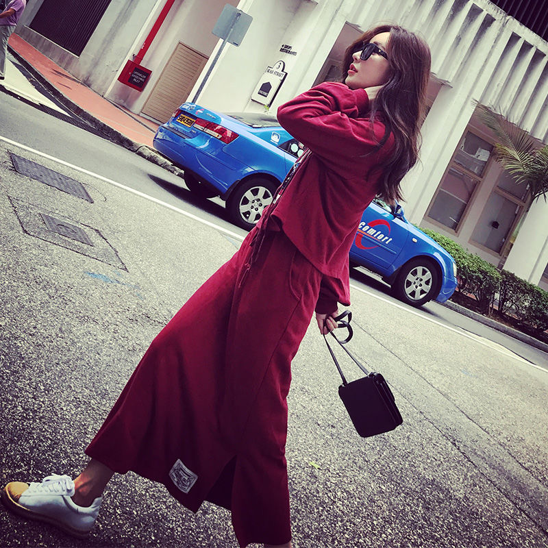 女人过了40要打扮的嫩一点，穿这卫衣裙+平底鞋，时髦小清新范