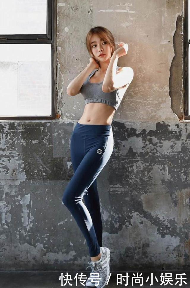 街拍: 腿长就是任性, 打底裤展现迷人好身材！