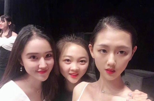 林妙可被室友坑了，合影站后面，脸还那么圆？