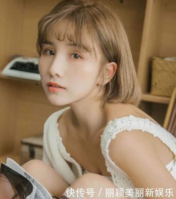 「写真」小姐姐拍写真演绎英伦风, 模样清甜, 一身穿搭超适合校园女生