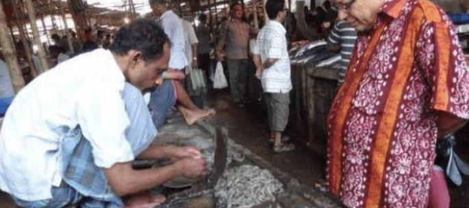 在印度买肉, 当地人会直接踩在肉上面挑肉, 中国人表示接受不了!