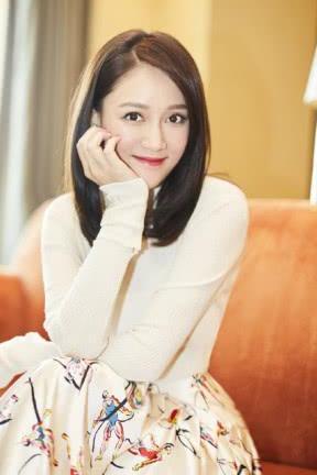 39岁陈乔恩真厉害！大妈印花连衣裙穿出飘逸感，网友：有颜任性