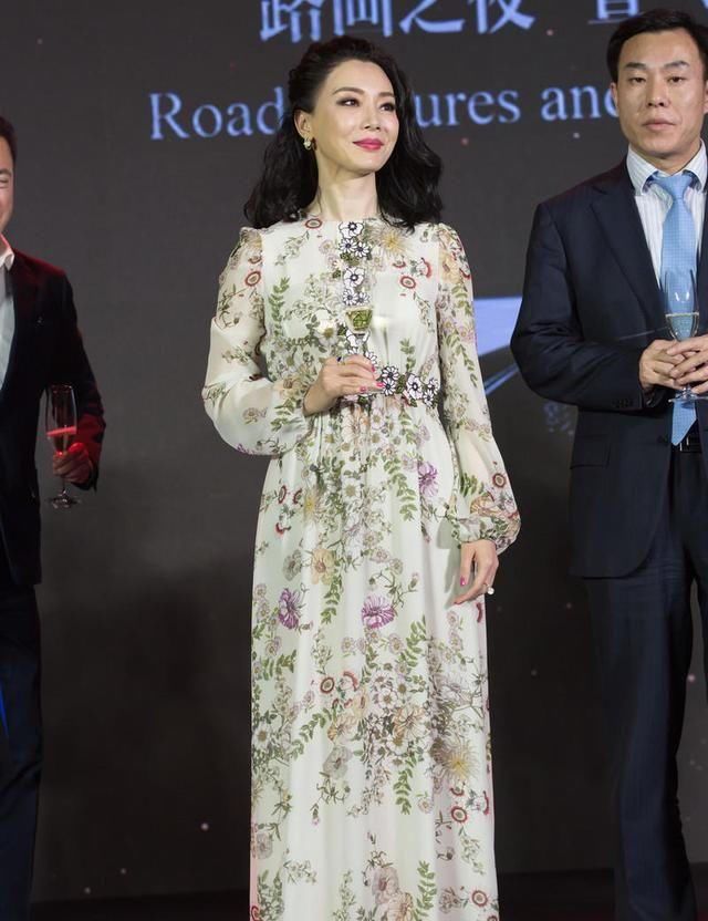 纹路：“陈数”怪不得能常上热搜榜，穿印花连衣裙配纹路卷头发