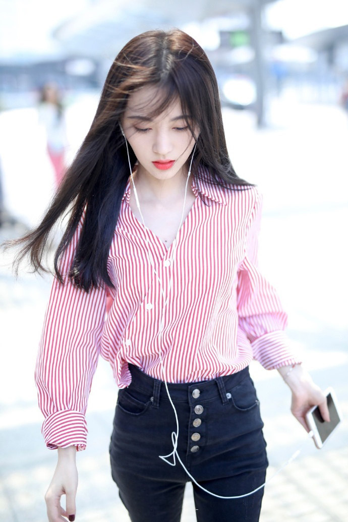 76斤的鞠婧祎穿紧身装，一双美腿像筷子，网友：瘦出名了！