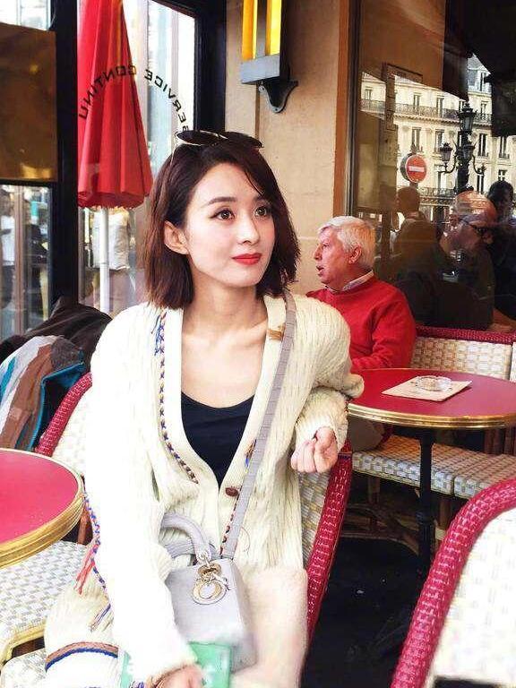 赵丽颖巴黎街头照曝光 宽松黑色V领裙气场1米8