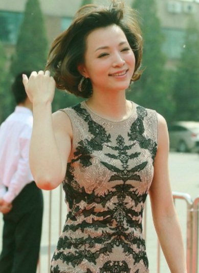 董卿近照曝光，手撩头发女人味十足网友:保安眼睛就没离开过她!