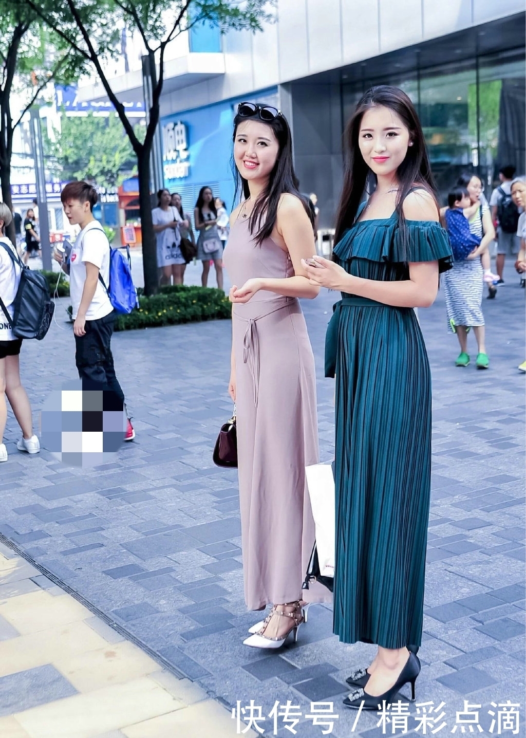  『美女』两位漂亮的美女，站立街头宛如一对姐妹花，性感优雅