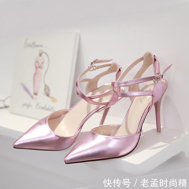  『扣高跟凉鞋』今夏很流行高跟一字带凉鞋，性感不失优雅！尽显足尖下的风情