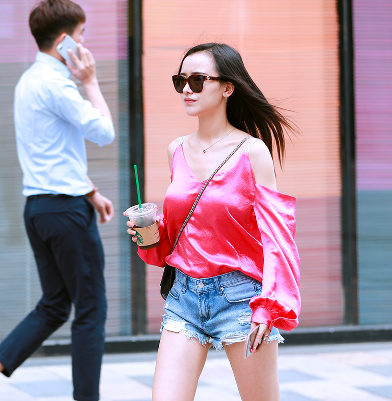 街拍靓丽优雅的穿搭令美女的双腿看起来无比修长,清爽又很时尚!
