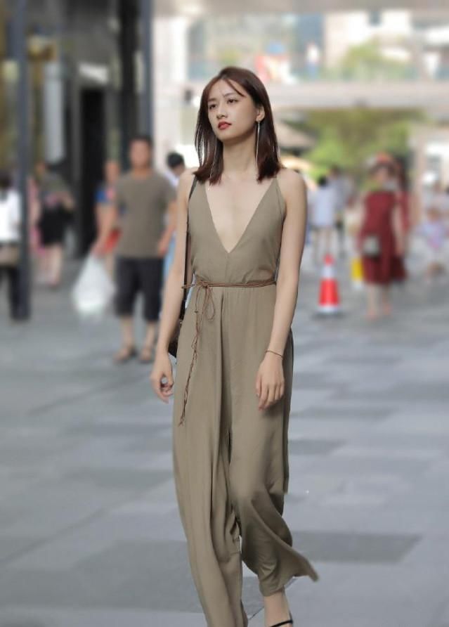 『姐姐』盯了半小时, 才发现姐姐穿的不是裙子, 差点就看走眼