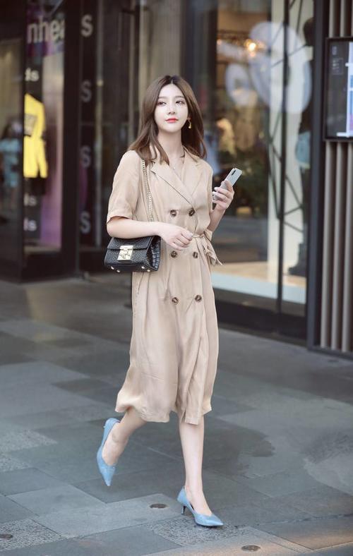 路人街拍:修长身材的小姐姐,一身长裙很优雅,蓝色高跟鞋是亮点