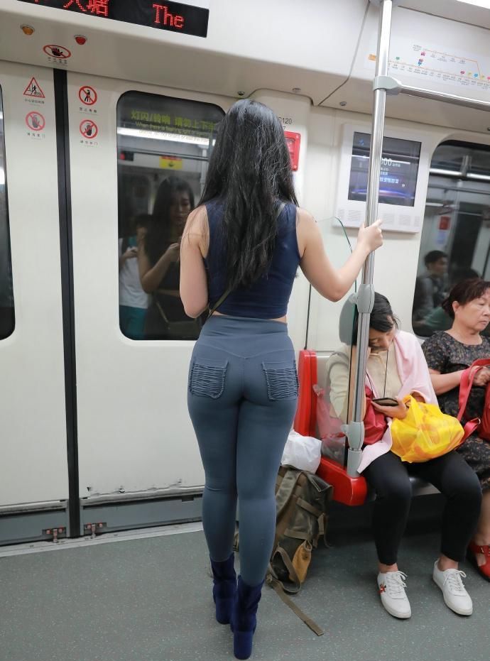  「紧身裤」紧身裤美女逛街的样子很端庄，应当算是内地卡戴珊了吧？