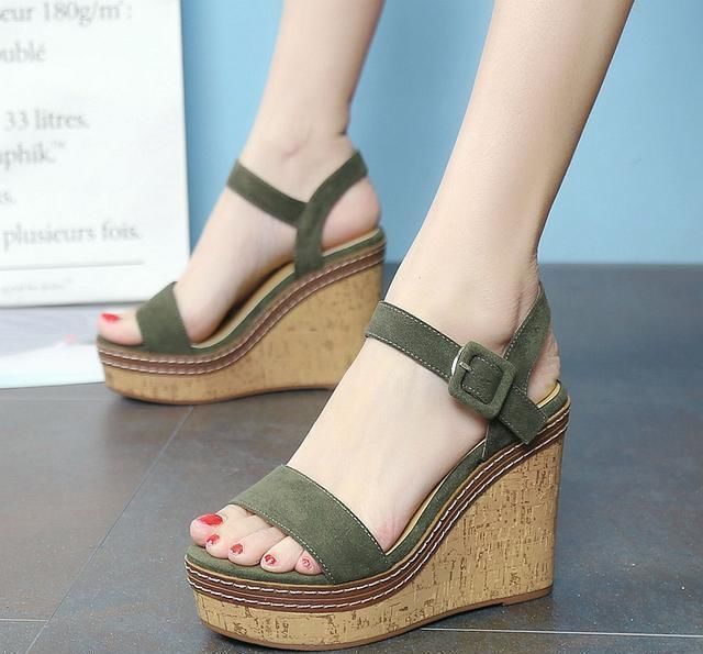 新品坡跟凉鞋，时尚奢华，上脚气质迷人