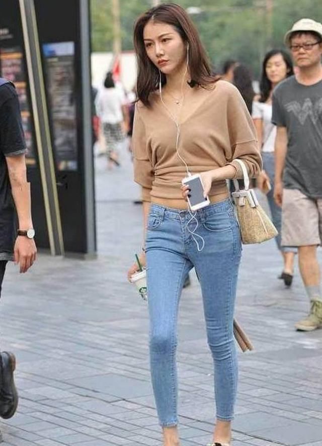 靓丽有型的牛仔裤美女，穿出温柔委婉的淑女气质