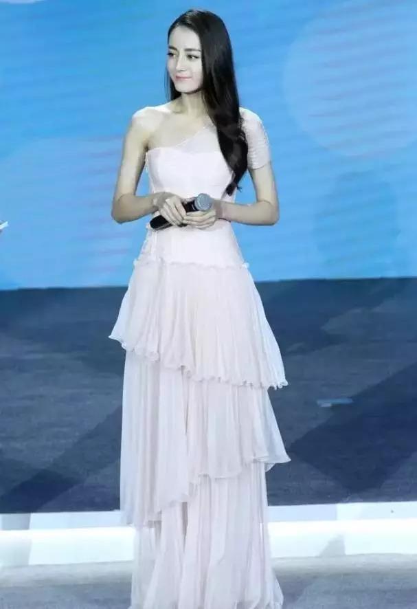 胯宽这样穿真的伤不起！杨幂都没办法拯救迪丽热巴了！