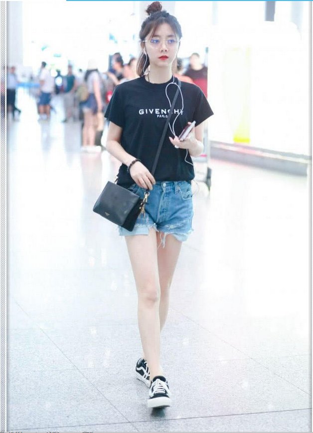 谭松韵终于穿对了!黑色T恤搭牛仔短裤去机场，大长腿好抢眼