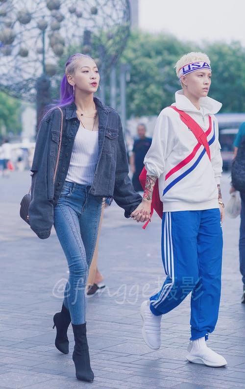 街拍: 七夕节前, 偶遇一对时尚小情侣, 女生身材好得让模特都羡慕