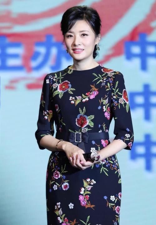  『周涛为自己』周涛美得太优雅，穿刺绣连衣裙亮相，40、50岁的女人照着穿一样美