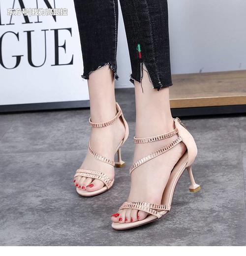 以履带做为设计元素的性感高跟鞋