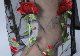 如今的小姑娘真敢穿!如此大胆的“透视衫”直接穿外面!贼诱人了