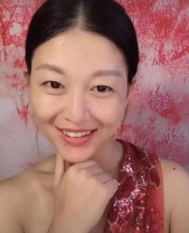 泰国网红人妖直播卸妆，网友：卸完后感觉更美