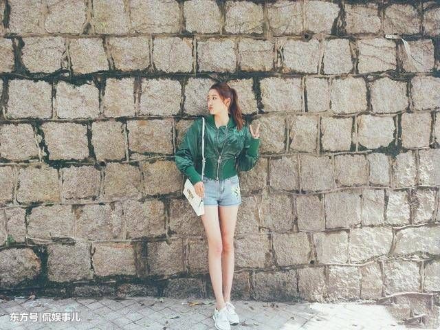 关晓彤为博眼球太拼!超短裙配黑丝袜，网友:鹿晗口味挺重啊!