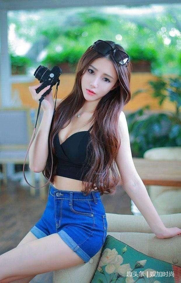 女人都喜欢穿紧身热裤，但这么美的一般人遇不到