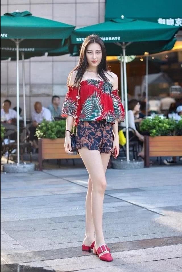 街头尤物个个珠圆玉润，紧身穿搭勾勒出迷人曲线，图8惊艳路人