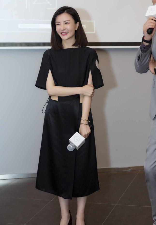 她是徐静蕾大学同班同学,曾把未来老公介绍马伊琍,穿搭很时尚!