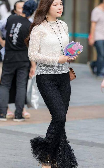 姐姐们穿衣紧身衣上街,露出富态感十足的好身材,必须点赞啊