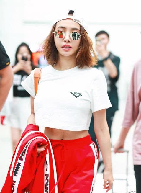 120斤徐冬冬和82斤蔡依林同穿露脐装，网友：干瘦和丰腴的差别