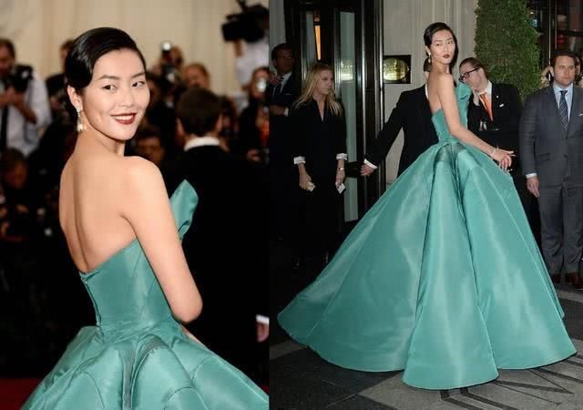 刘雯穿抹胸裙现身，裙摆显出“八爪鱼”，网友:超模无极限