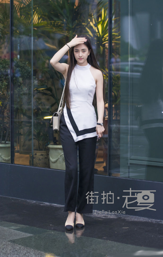 街拍北京:夏季受欢迎的时尚穿搭，尽显优雅婉约与高挑窈窕