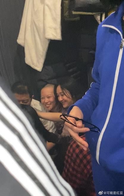  合照■网友晒与王菲窦靖童李嫣聚会合照 李亚鹏周迅同框