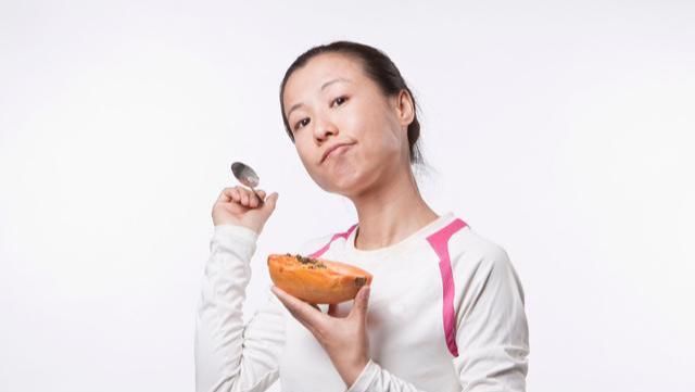  [趁早管住嘴]一天中发胖“最猛”的5个时间点，若巧妙避开，体重轻松降到2位数