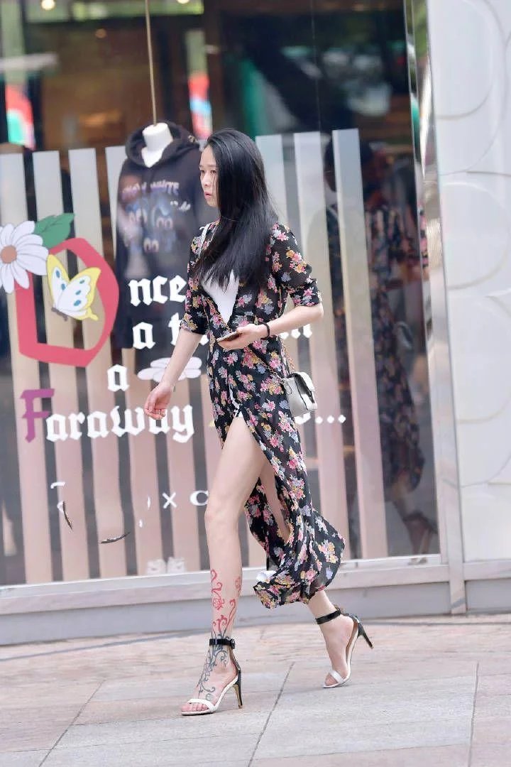 街拍:美女碎花连衣裙搭配高跟凉鞋,甜美气质随意切换