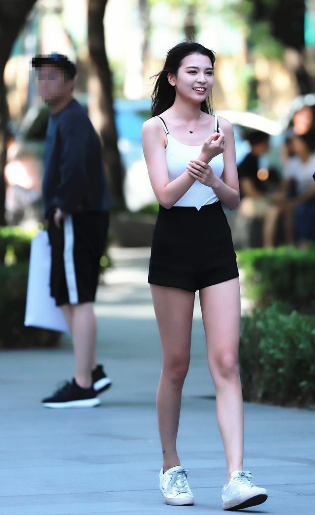 街拍：美女纯洁温柔出众魅力，美腿很是迷人！