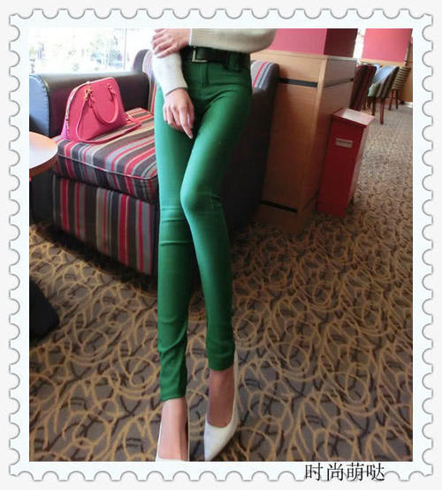 MM穿绿色紧身裤刚出门就成了焦点，成功在人群中脱颖而出