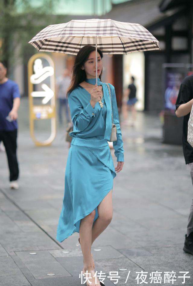  『竖纹衬衫』衣服和鞋子这么搭，简约也能穿出时尚范，衣品也提上去了