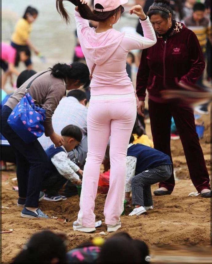 街拍: 运动装女神小姐姐, 丰腴身材清晰可见