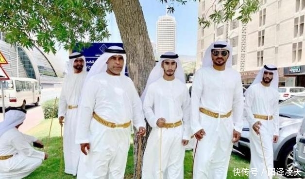 迪拜男人爱穿白袍，一年四季都在穿，为何却不会变脏呢?