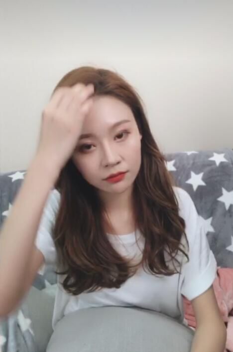 温婉开直播回应黑料 网上的视频不是本人，承认双眼皮是花钱做的