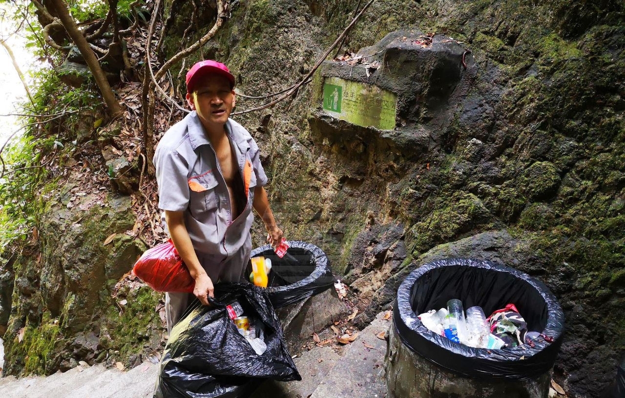 冰柜抬千米山顶花时2小时 老伯每人40元工钱 被外国朋友夸勤劳