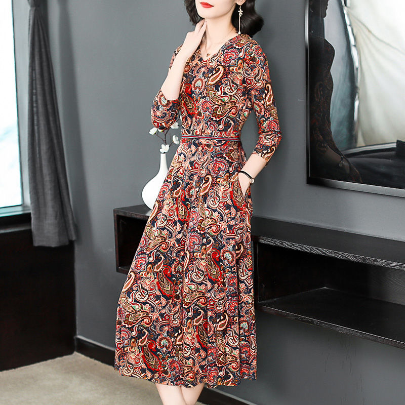 日盼夜盼:“儒雅”秋裙终于开卖，洋气超迷人，推荐六零女人穿