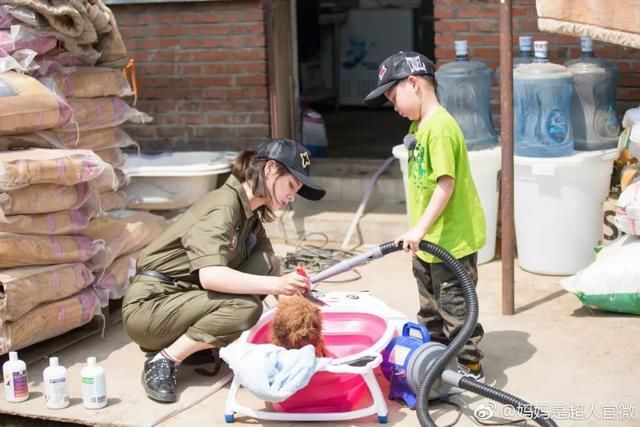 有了这些爱抢镜的萌娃，辣妈们连凹造型都省了！