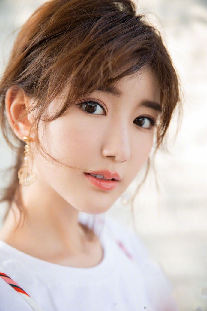 毛晓彤甜美俏皮写真图集，时尚靓丽，清新脱俗!